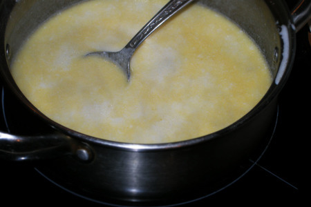 Мясная запеканка с фасолью под сырным соусом.: шаг 4