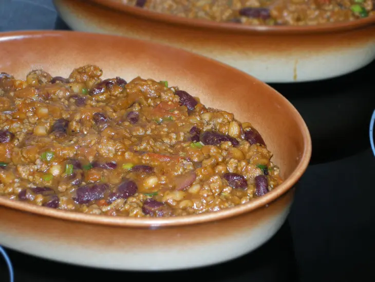 Мясная запеканка с фасолью под сырным соусом.: шаг 5