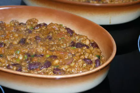 Мясная запеканка с фасолью под сырным соусом.: шаг 5