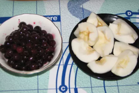 Песочный пирог с яблоками и чёрной смородиной: шаг 2