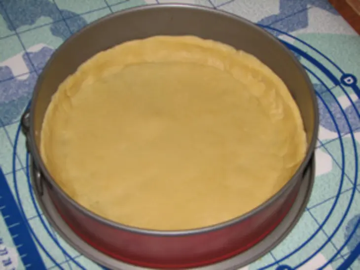 Песочный пирог с яблоками и чёрной смородиной: шаг 3