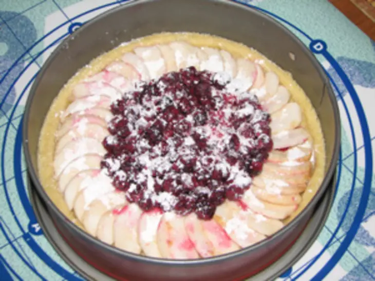 Песочный пирог с яблоками и чёрной смородиной: шаг 4
