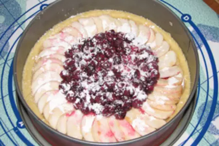 Песочный пирог с яблоками и чёрной смородиной: шаг 4