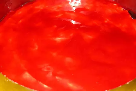 Торт с безе,баварским кремом и малиновой прослойкой "зима в лесу": шаг 9