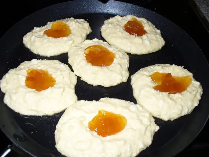 Сырники с начинкой: шаг 3