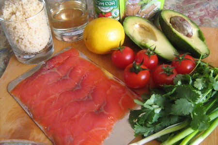 Салат с кус-кусом,авокадо и красной рыбой.: шаг 1
