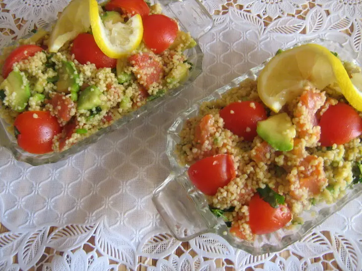 Салат с кус-кусом,авокадо и красной рыбой.: шаг 2