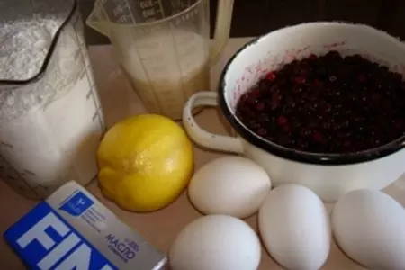 Пряный брусничный пирог: шаг 1