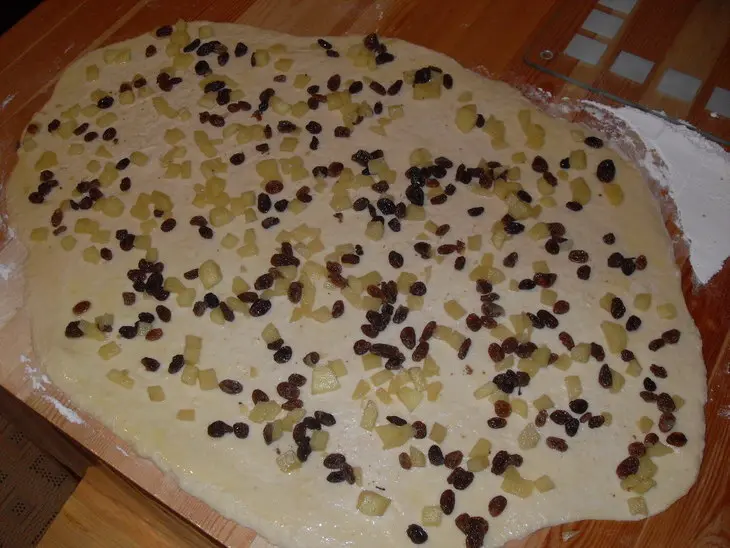 Булочки с изюмом и яблоком  "улитки" (rosinen -apfelschnecken): шаг 4