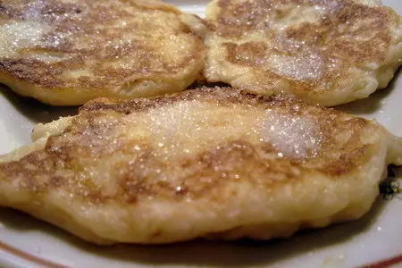 Оладушки "воскресные"(с сыром,изюмом и т.д): шаг 1