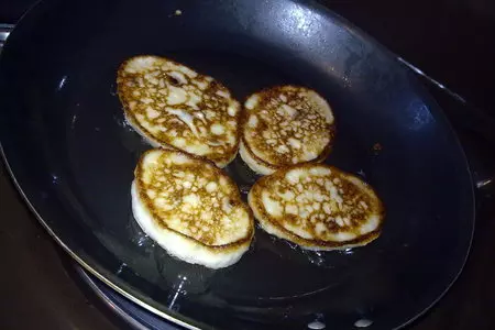 Оладушки "воскресные"(с сыром,изюмом и т.д): шаг 2