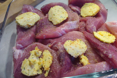 Свиные шницели, запеченные с грибами под пикантным сливочным соусом: шаг 1