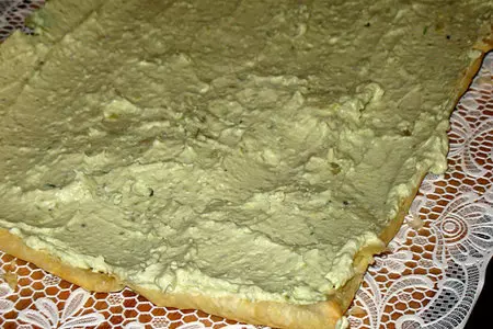 Закусочный торт с копчёной горбушей,кремом из авокадо и рикотты и печенью трески: шаг 4
