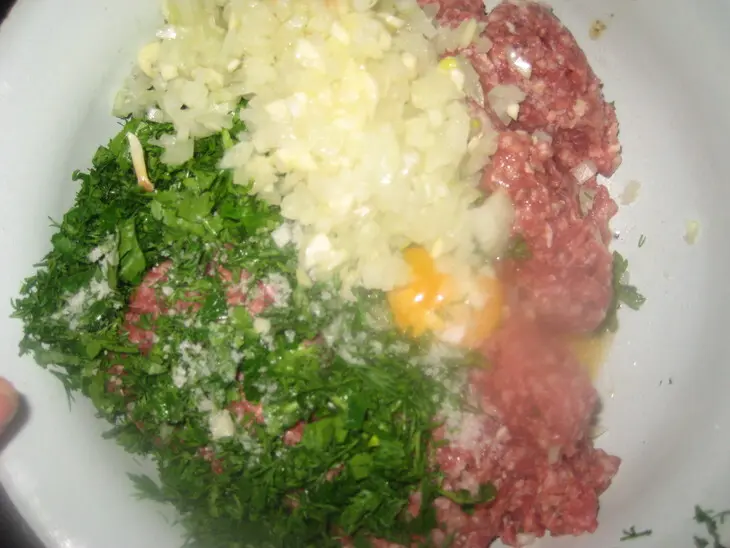 Армянские  колбаски "сигареты" с травами и овощами: шаг 2