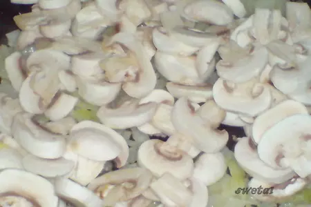 Мясо с грибами под картофельной "шапкой": шаг 3
