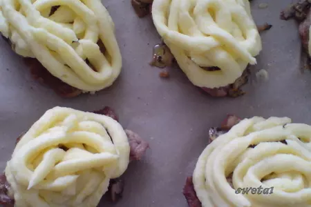 Мясо с грибами под картофельной "шапкой": шаг 7