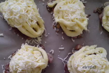 Мясо с грибами под картофельной "шапкой": шаг 8