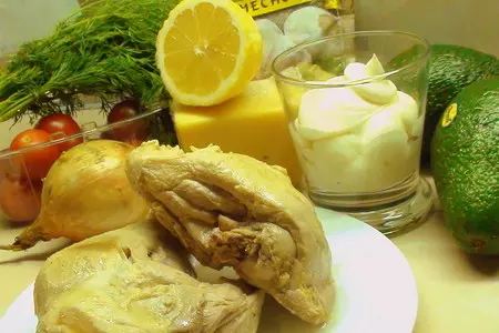 Лодочки авокадо, запеченные с курятиной.: шаг 1