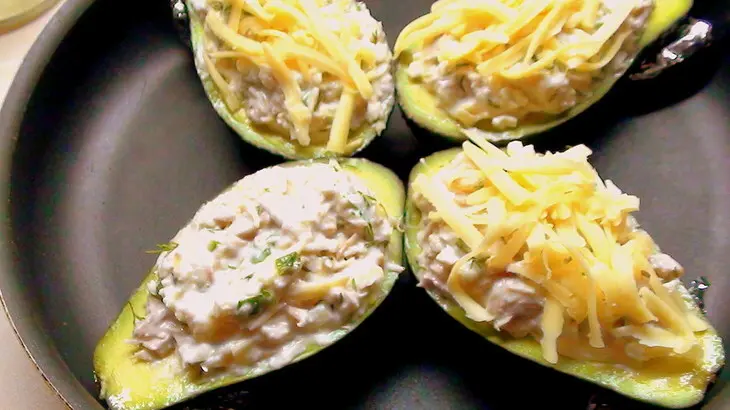 Лодочки авокадо, запеченные с курятиной.: шаг 3