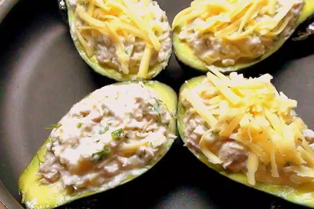 Лодочки авокадо, запеченные с курятиной.: шаг 3