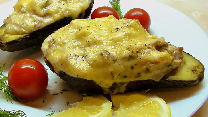 Лодочки авокадо, запеченные с курятиной.: шаг 4