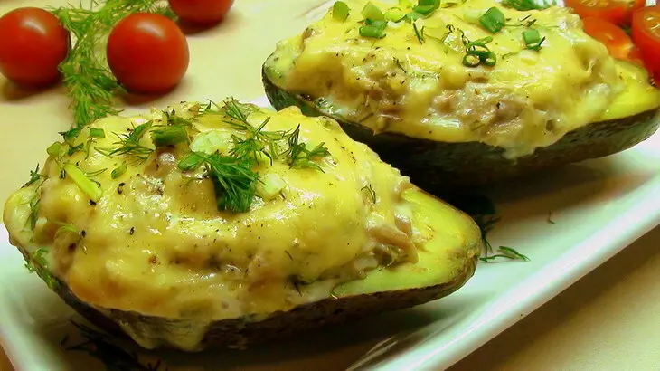 Лодочки авокадо, запеченные с курятиной.: шаг 5