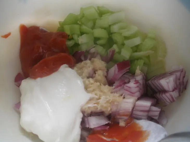 Сендвич с креветками и соусом ремулад: шаг 1