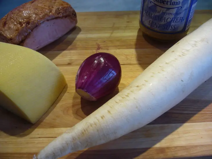Салат из редьки, колбасы и сыра: шаг 1