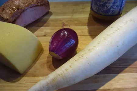 Салат из редьки, колбасы и сыра: шаг 1