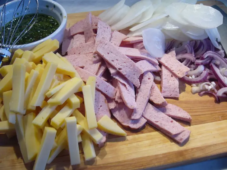 Салат из редьки, колбасы и сыра: шаг 2