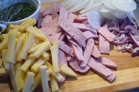 Салат из редьки, колбасы и сыра: шаг 2