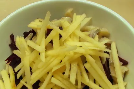 Салат, со свеклой и селёдочкой, с моей любимой заправкой.: шаг 3