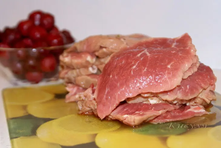 Мясные рулетики с  вишней, бальзамом и корицей: шаг 1