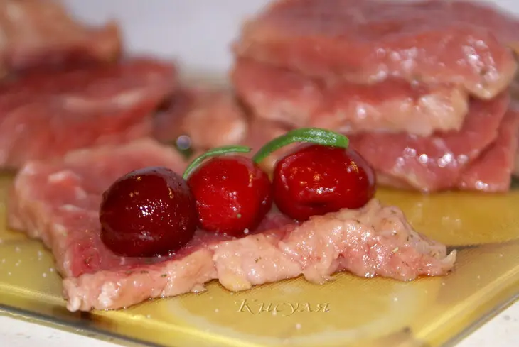 Мясные рулетики с  вишней, бальзамом и корицей: шаг 2