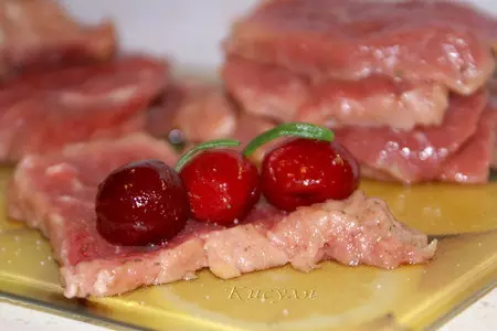 Мясные рулетики с  вишней, бальзамом и корицей: шаг 2