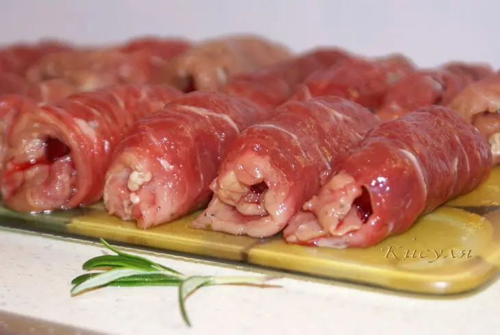 Мясные рулетики с  вишней, бальзамом и корицей: шаг 3