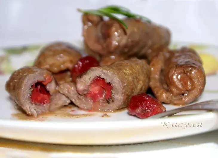 Мясные рулетики с  вишней, бальзамом и корицей: шаг 5