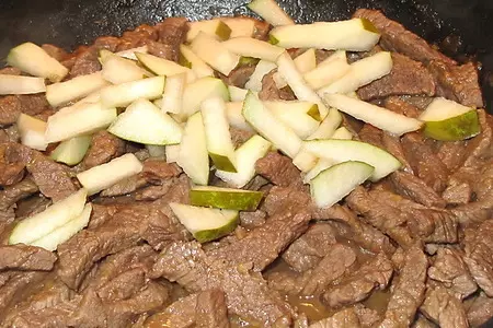 Мясо а-ля бефстроганов в апельсиновом соусе с грушей: шаг 1