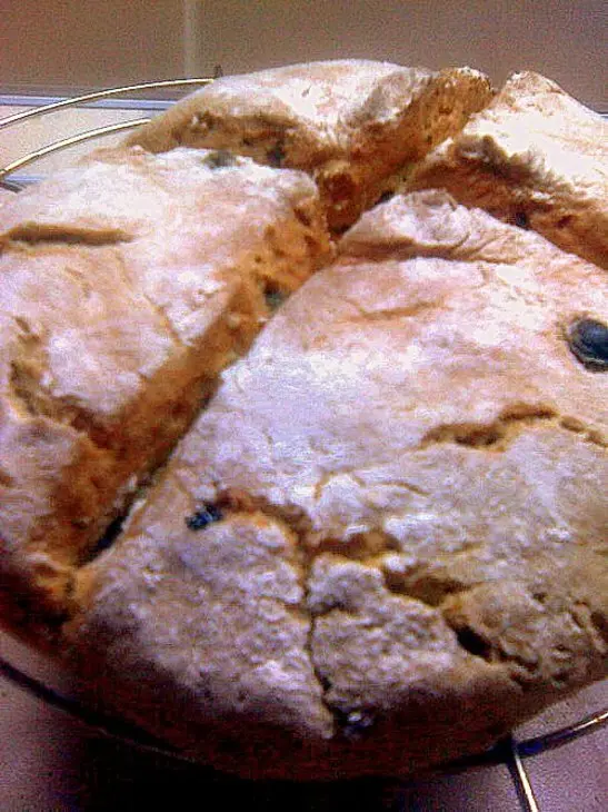 Ржаной хлеб на соде с семечками, изюмом и фисташками: шаг 4