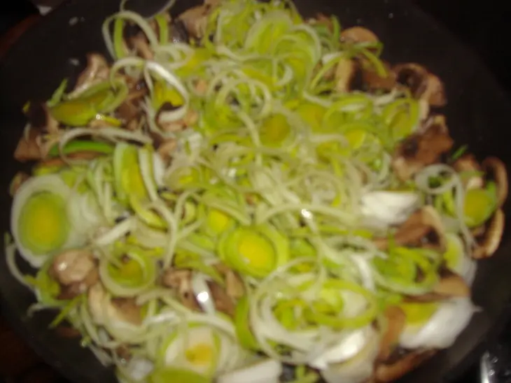 Киш с луком пореем и грибами: шаг 2