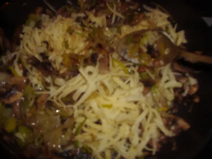 Киш с луком пореем и грибами: шаг 4