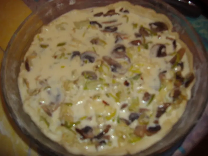 Киш с луком пореем и грибами: шаг 6