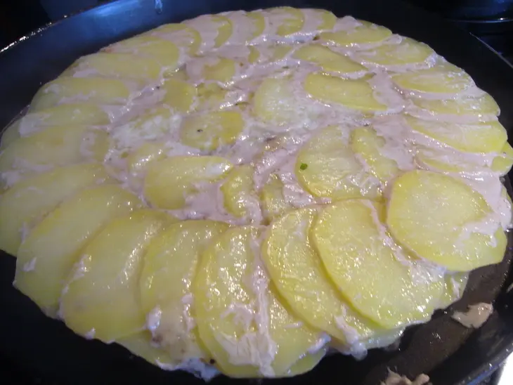 Картофельно-мясной торт "перевертыш": шаг 4