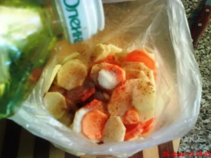 Картофель, запеченный с курицей и беконом.: шаг 4
