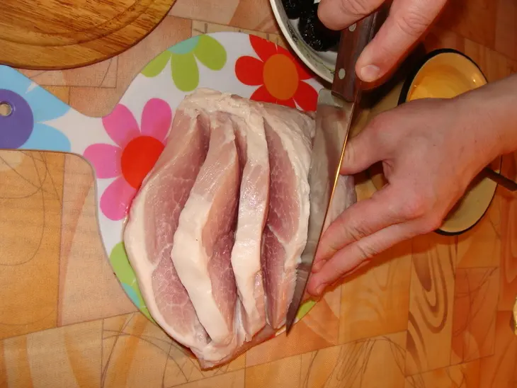 Pork with prunes (свинина с черносливом): шаг 2