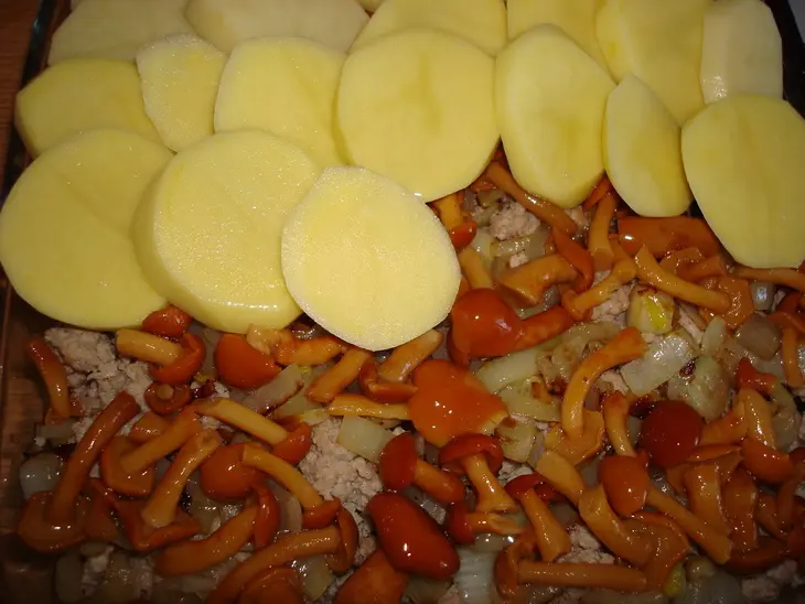 Картофель, запеченный с мясом и грибами: шаг 3