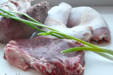 Тройной "царский" бульон и мясное ассорти - лучше для закуски не найти.: шаг 1