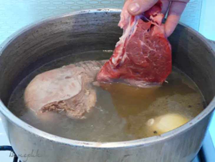 Тройной "царский" бульон и мясное ассорти - лучше для закуски не найти.: шаг 4