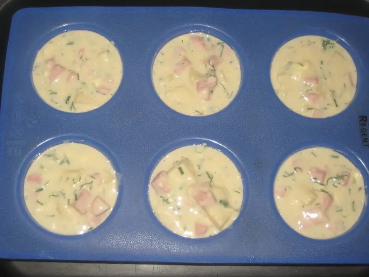 Маффины закусочные с колбасой и сыром: шаг 4