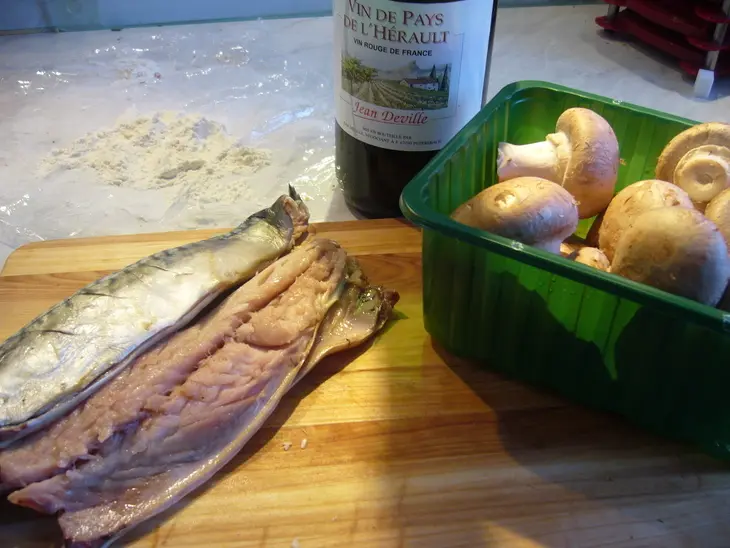 Скумбрия с шампиньонами в вине: шаг 2